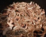 Foto del paso 5 de la receta: Surtido de pastas encebolladas con champiñones