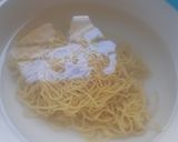 รูปขั้นตอนการทำที่ 1 ของ ลวกบะหมี่ในไมโครเวฟ 4 mins Egg noodles in Microwave