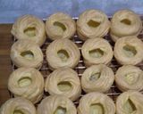 Foto langkah ke 4 dari resep Strawberry Fresh Choux / Kue Sus Strawberry Vla Diplomat.