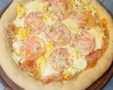 Foto del paso 5 de la receta: Pizza con borde relleno de cebolla, morrones agridulce y queso