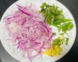 प्याज़ के पकौड़े करी फ़्लेवर (Pyaz ke pakode kari flavour recipe in Hindi) रेसिपी चरण 1 फोटो