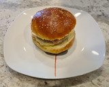 Foto del paso 12 de la receta: Hamburguesa de pollo al curry, cebolla caramelizada, queso-bacon