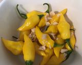 Une image de l'étape 4 de Piments jaunes au vinaigre, ail, pickles, olives et citron.