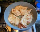 Foto del paso 1 de la receta: Escalopes de pollo con crema de champiñones y verdeo con papas noisettes