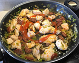 Foto del paso 4 de la receta: Paella de pollo con chorizo a mi estilo 😋