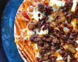 Hình bước làm 4 của món Pizza Bò Bằm Phô Mai Cheddar (Đế Sẵn-Làm Trong Một Nốt Nhạc)