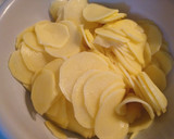 Foto del paso 3 de la receta: Patatas con huevos estrellados