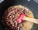 A picture of step 5 of Mazadar choley.