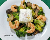 Foto del paso 9 de la receta: Salteado de brócoli con setas, langostinos y huevo