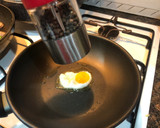 Foto del paso 7 de la receta: Guisantes salteados con jamón, huevos de codorniz y salchichas
