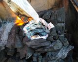 Foto del paso 5 de la receta: Como prender el fuego con 1 solo fósforo