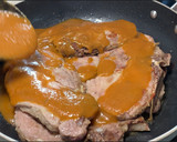 Foto del paso 3 de la receta: Chuletas de cerdo en salsa de café