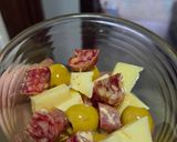 Foto del paso 2 de la receta: Aperitivo de fuet, queso y olivas bañados en vermut y AOVE