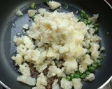 बटाटा कचोरी (batata kachori recipe in marathi) रेसिपी स्टेप 4 फोटो