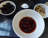 Foto del paso 1 de la receta: Pan de arándanos rojos, ciruelas secas y almendras con Oporto