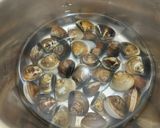 A picture of step 1 of White Sauce Clam Pasta.