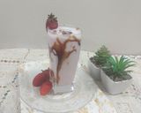 A picture of step 3 of Strawberry shake with chocolate sauce.
