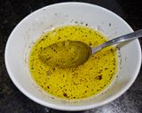 Hình bước làm 2 của món Salad Rau Mầm Trộn Thịt Bò Áp Chảo