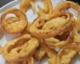 A picture of step 5 of Onion Rings Pakoda.