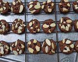 Foto langkah ke 5 dari resep Almond Choco Cookies.