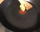 Une image de l'étape 5 de Tagliatelles de saucisses fumées aux carottes violettes et oignon rouge.