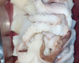 Foto del paso 2 de la receta: Sepia en salsa verde con Surimi