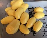 Une image de l'étape 1 de Purée de pommes de terre à l'oignon de roscoff, ail confit et beurre aux cristaux de sel.