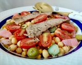 Foto del paso 5 de la receta: Ensalada de garbanzos con encurtidos y ventresca de atún