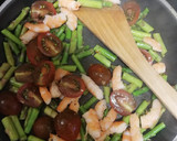 Foto del paso 3 de la receta: Pasta con espárragos gambas y tomates