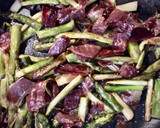 Foto del paso 3 de la receta: Revuelto de trigueros con jamón ibérico