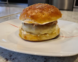 Foto del paso 12 de la receta: Hamburguesa de pollo al curry, cebolla caramelizada, queso-bacon