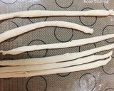Hình bước làm 2 của món Crescent Mummy Dogs- Halloween