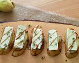 Pas rețetă Crostini cu pere, brânza Brie, cimbru și balsamico 3 fotografie