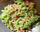 Foto langkah ke 3 dari resep Tumis pare udang toge.