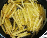 Foto del paso 1 de la receta: Huevos fritos con patatas y cebolla
