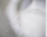 A picture of step 2 of Meringues Biscuits.