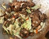 Foto langkah ke 5 dari resep Oseng Daging Kambing Kol.