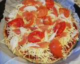 Foto del paso 2 de la receta: Pizza de tomate, jamón y cebolla