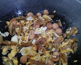 Foto langkah ke 4 dari resep Kwetiau goreng topping siomay dan sosis.