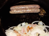Salchicha de cerdo con patata, tomates cherry y bocadillo de queso