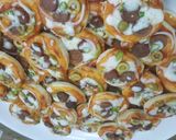 صورة لخطوة 5 من وصفة ميني بيتزا بالنقانق😋🍕