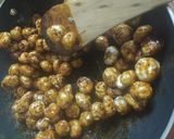 A picture of step 3 of Jaggery Makhana.