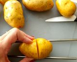 Une image de l'étape 1 de Pommes de terre Hasselback.