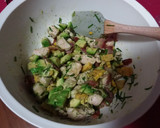 Foto del paso 3 de la receta: Ensalada de pollo con aguacate en canasta de tortitas