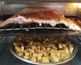 Foto del paso 1 de la receta: Matambrito de cerdo con papas y batatas al limón en horno eléctrico
