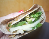 Foto del paso 4 de la receta: Quesadilla de moda de pollo, aguacate y cebolla caramelizada