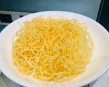 Hình bước làm 2 của món Mì xào giòn bò