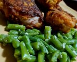 Panírozott csirkeszárnyak fokhagymás zöldbabbal recept fázis 5 fotója