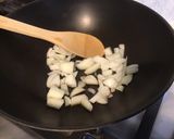 Une image de l'étape 2 de Soupe asiatique aux nouilles de saba, crevettes, légumes et menthe.