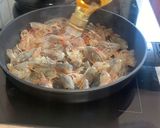 Foto del paso 1 de la receta: Tiburones con langostinos en su salsa
